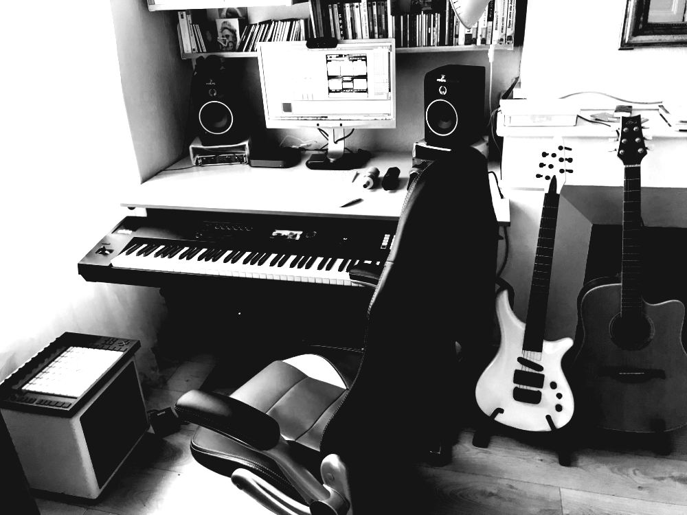 Homestudio Close to Robert : synthe, computer, electric guitar, folk guitar, monitors...